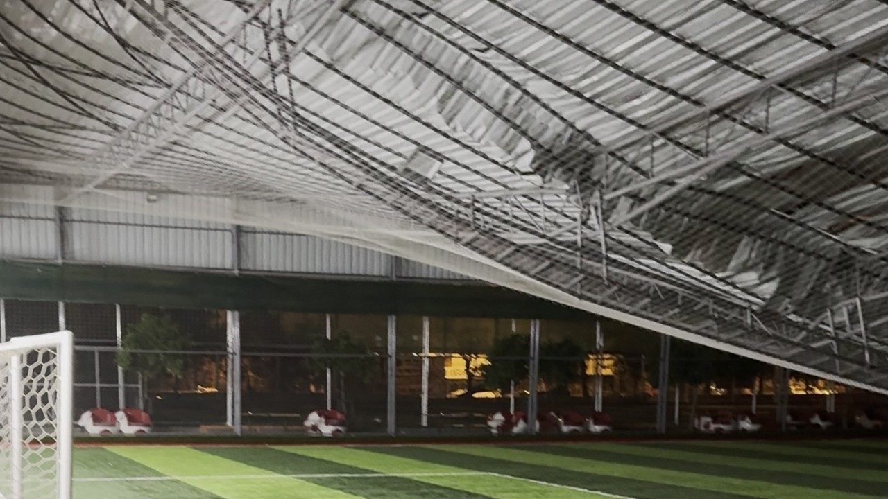 Maç sırasında halı sahanın çatısı çöktü! O anlar kamerada