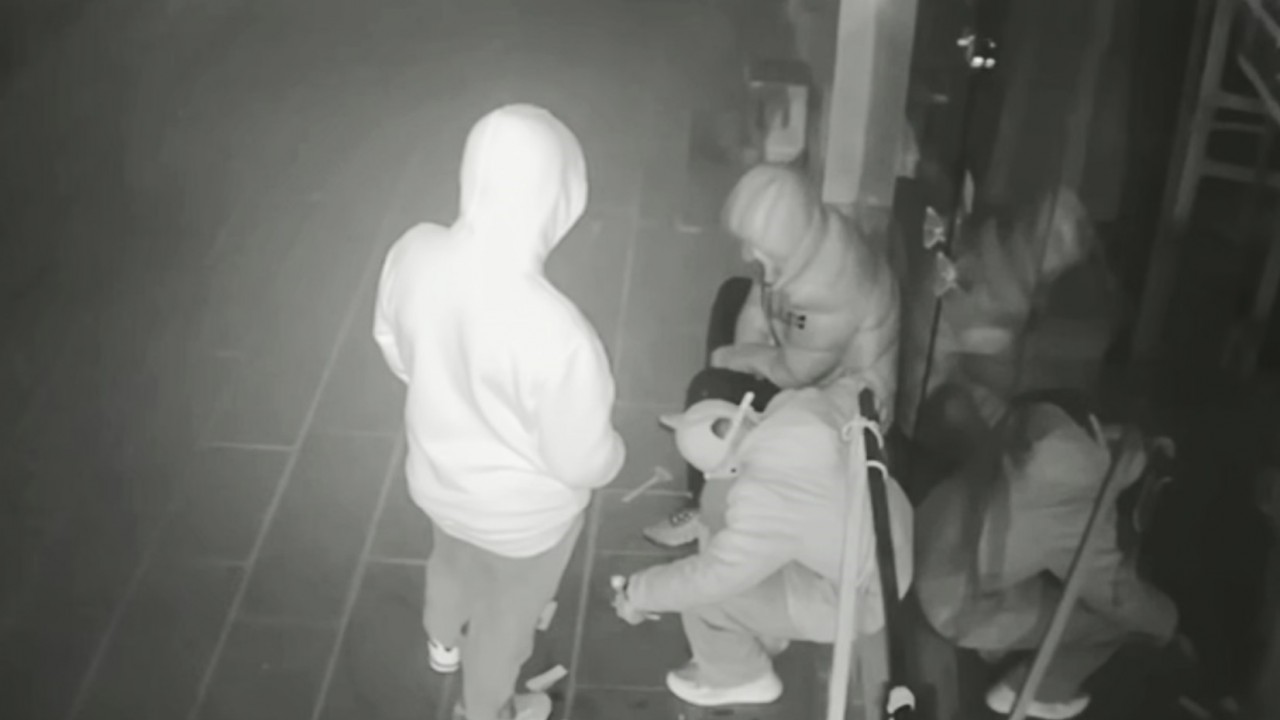 Önce sigara içtiler, sonra sakin sakin dükkanı soydular