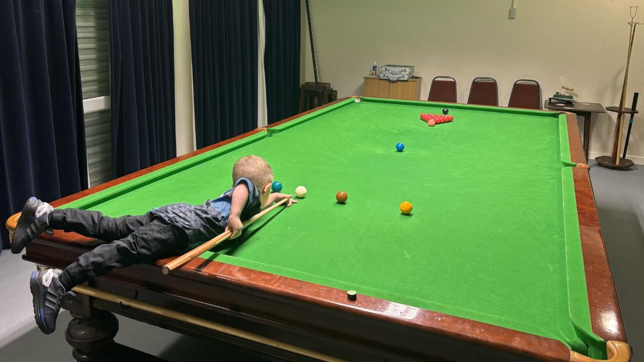 İki yaşındaki çocuk bilardo şovlarıyla iki Guinness Dünya Rekoru kırdı