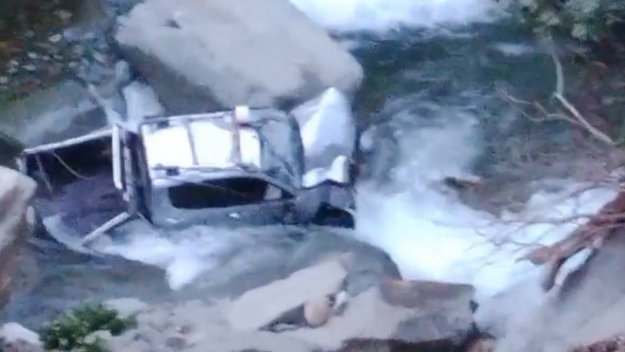 Kamyonet dereye yatağına düştü: 2 yaralı