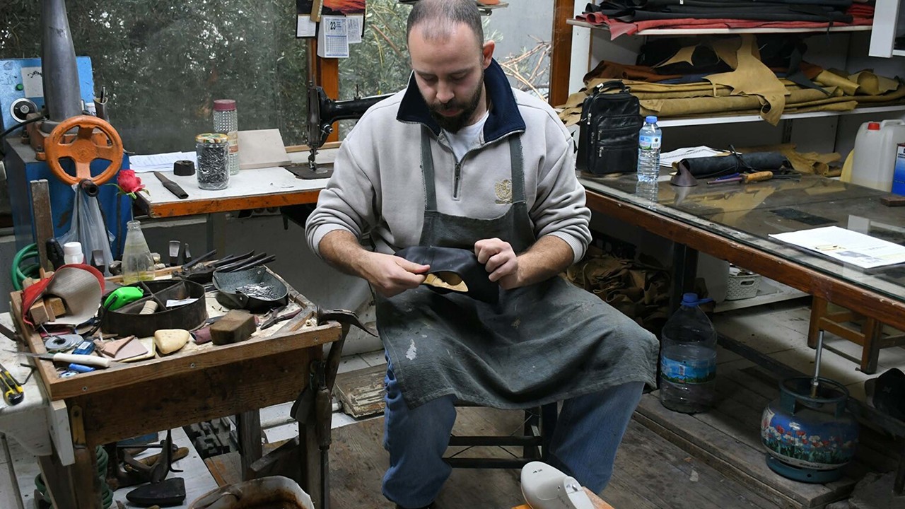Körüklü çizme ustası, mesleğini oğluyla birlikte yaşatıyor