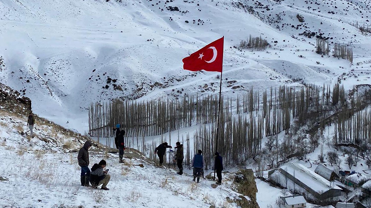 Türk bayrağını mahallenin en yüksek yerinde dalgalandırdılar