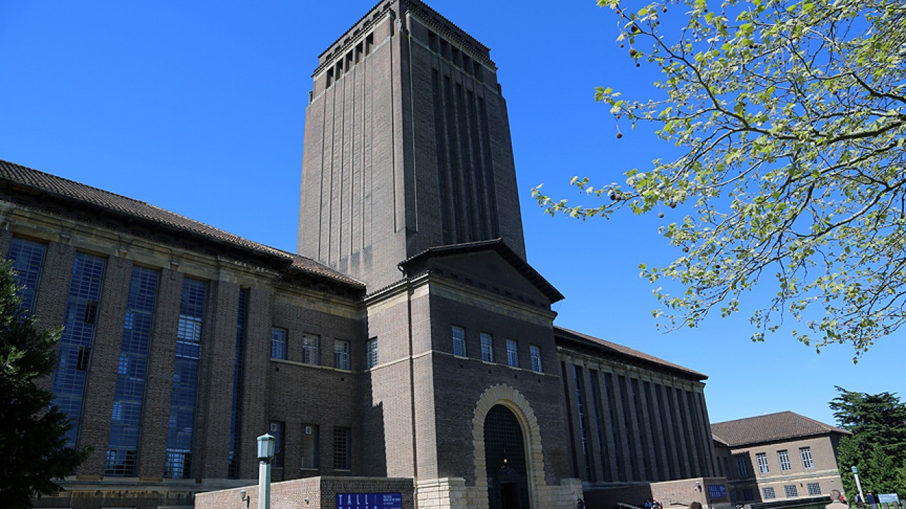 Cambridge Üniversitesinde 2025'te yapılan ve insan beyninin 90 yaşına kadar olan süresini beş evreye ayıran bir araştırmada, ergenlik döneminin kaç yaşa kadar sürdüğü belirtilmiştir?