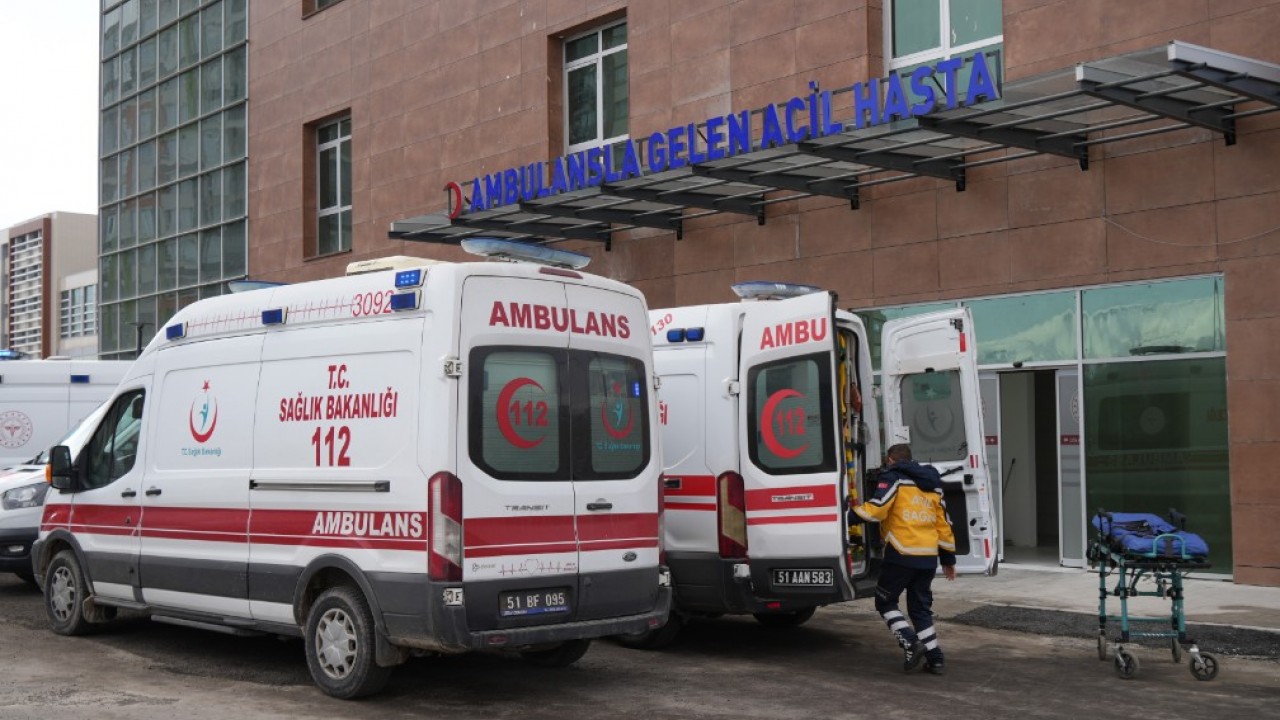 Otomobille çarpışan motosiklet sürücüsü öldü