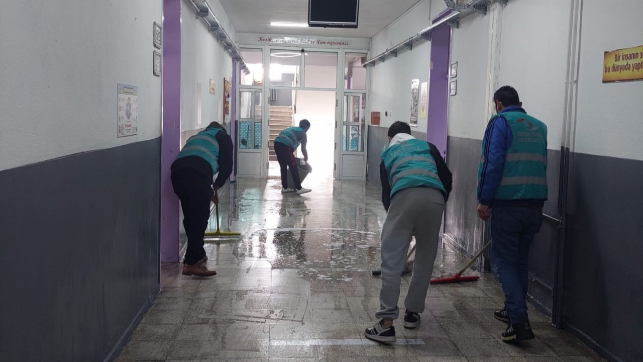 Beyşehir’de yükümlüler ara tatilde okulları temizledi
