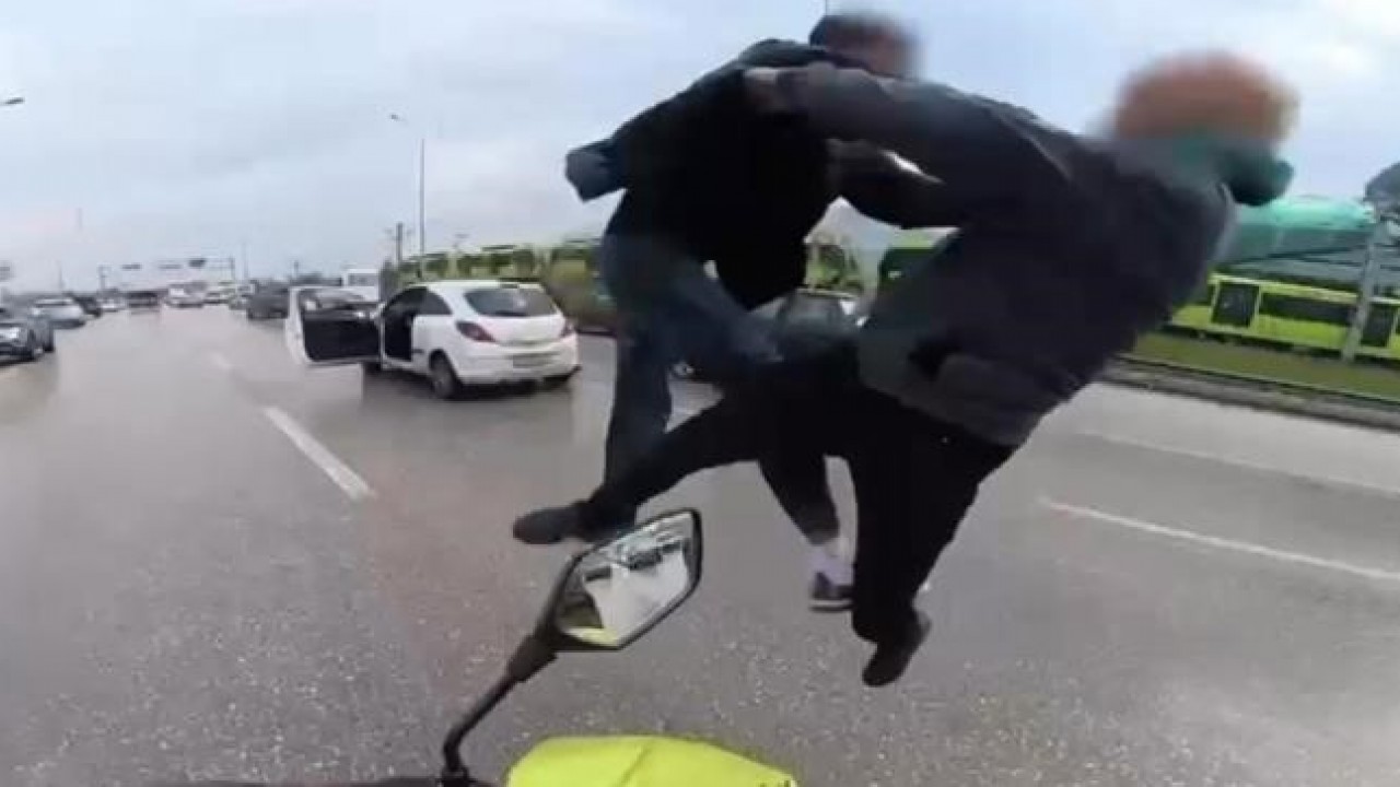 Uçan tekmelerin bedeli ağır oldu... Ehliyetlerine el konuldu, psikotekniğe sevk edildi