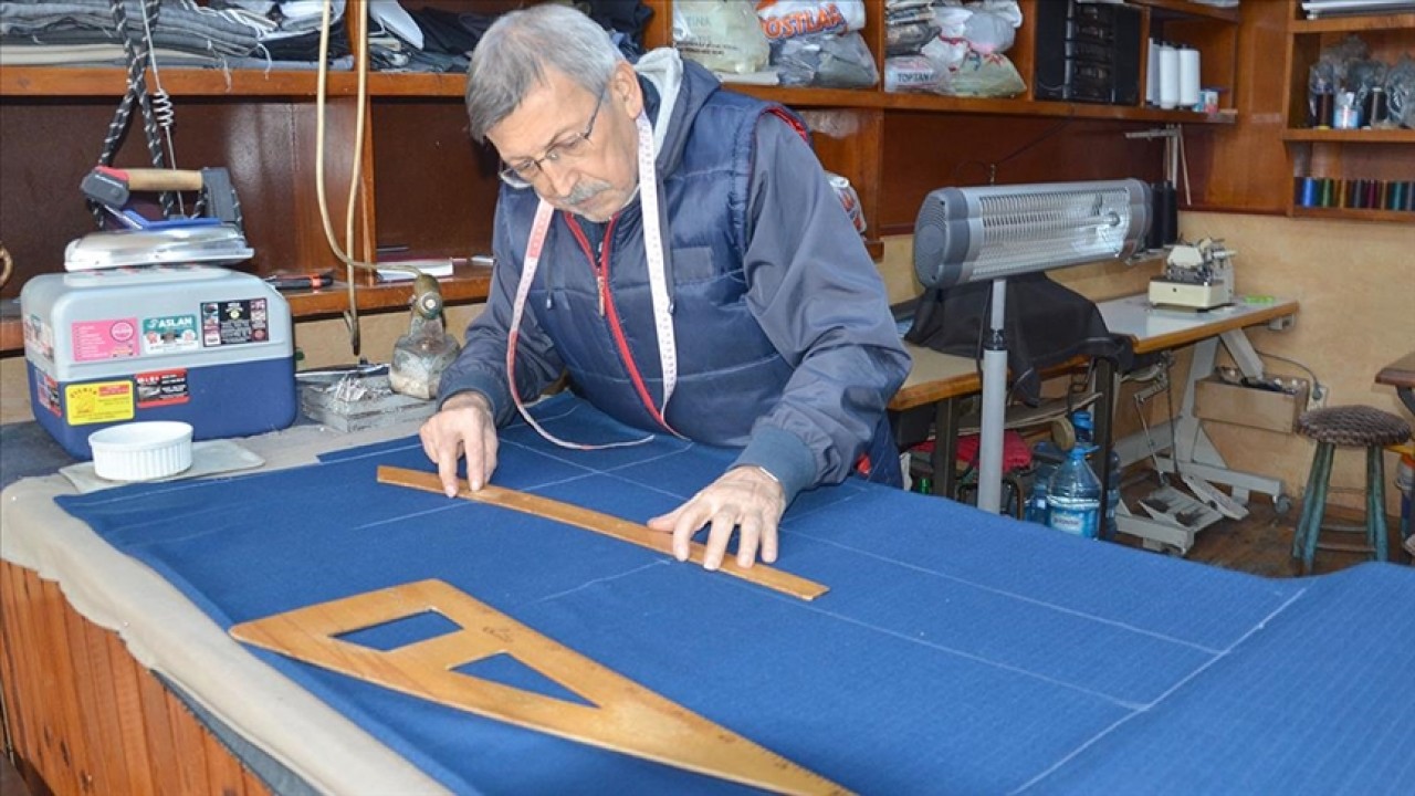 2015 yılında her bakan kişinin farklı bir renk gördüğü söylenen viral olmuş kıyafet hangisidir? Beyaz’la Joker 250 bin tl’lik soru