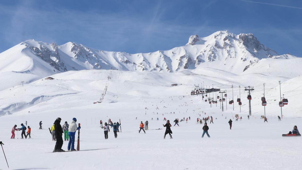 Erciyes’e tatil akını: 1 milyon 400 bin ziyaretçi kayak keyfi yaşadı