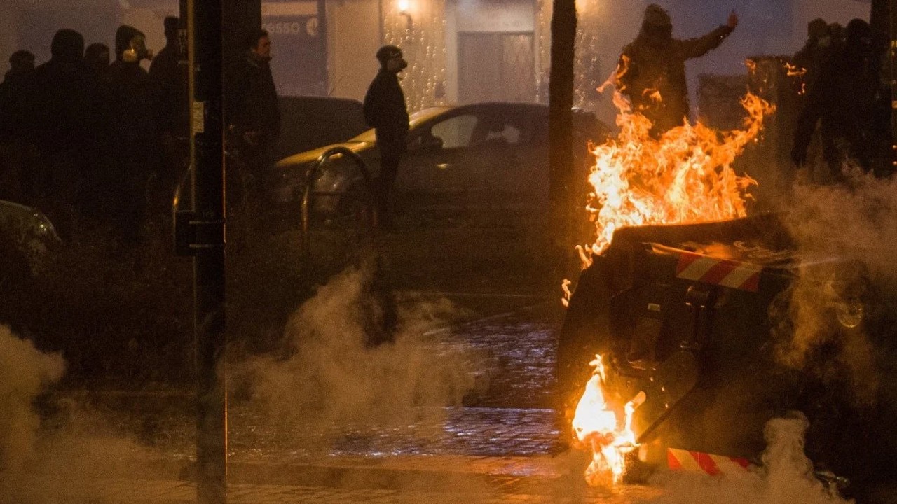 Göstericiler polisle çatıştı: 11 polis yaralandı