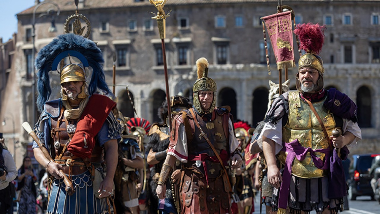 Jül Sezar’ın sevgilisi, Marcus Antonius’un eşi olan Mısır Kraliçesi Kleopatra’nın doğum günü hangisinin gerçekleştiği zamana daha uzaktır? Kim Milyoner Olmak İster 300 bin tl’lik soru