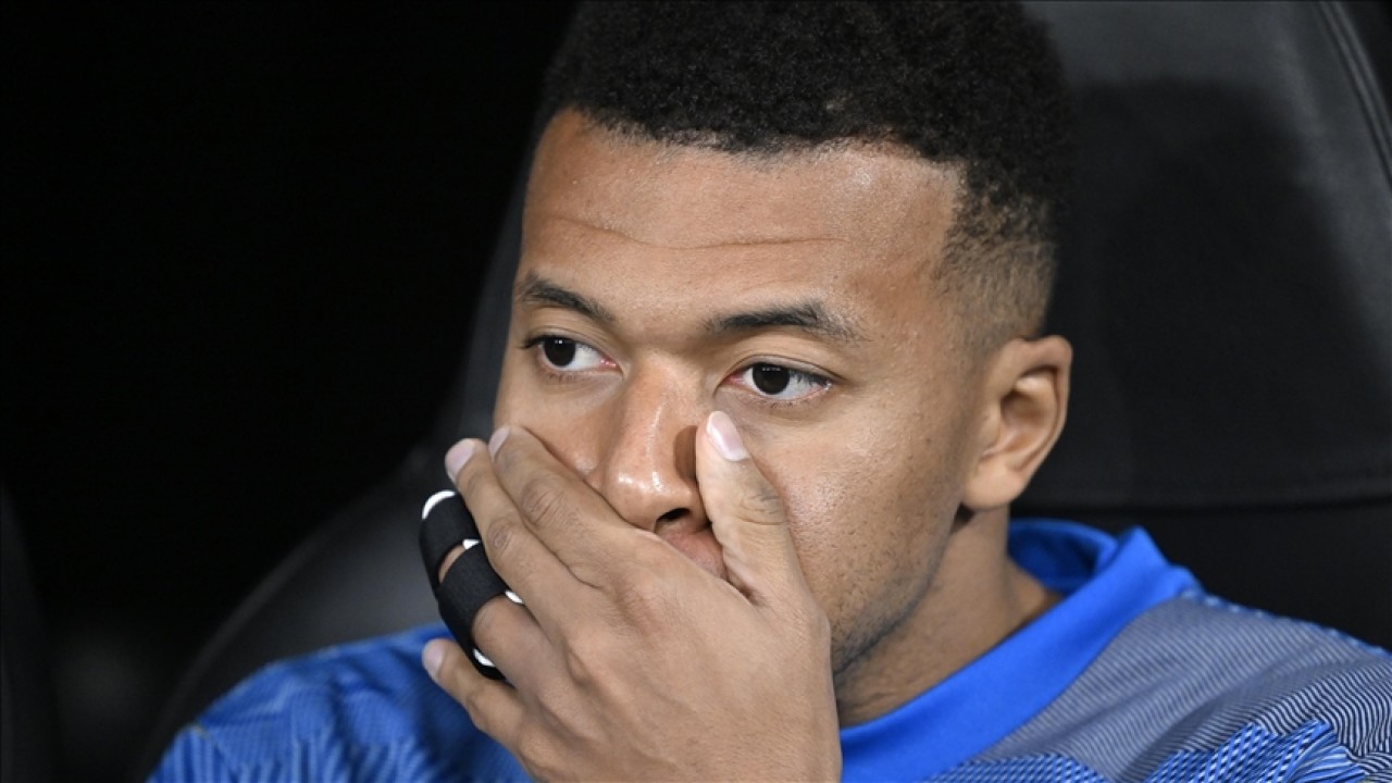 Kylian Mbappé’nin açtığı dava sonucunda, PSG’nin resmi internet sitelerinde bir ay boyunca hangi ifadeyi yayınlaması kararlaştırılmıştır? Beyaz’la Joker 3 milyon tl’lik soru