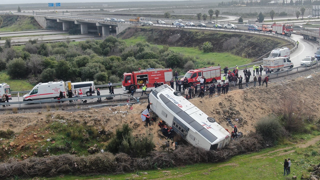 Otobüs kazasında hayatını kaybeden 3 gencin Akdeniz Üniversitesi öğrencisi olduğu ortaya çıktı