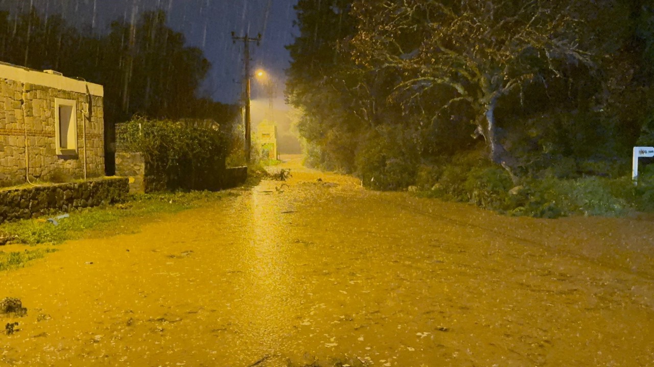Sağanak vurdu: Cadde ve sokaklar göle dönerken evleri su bastı