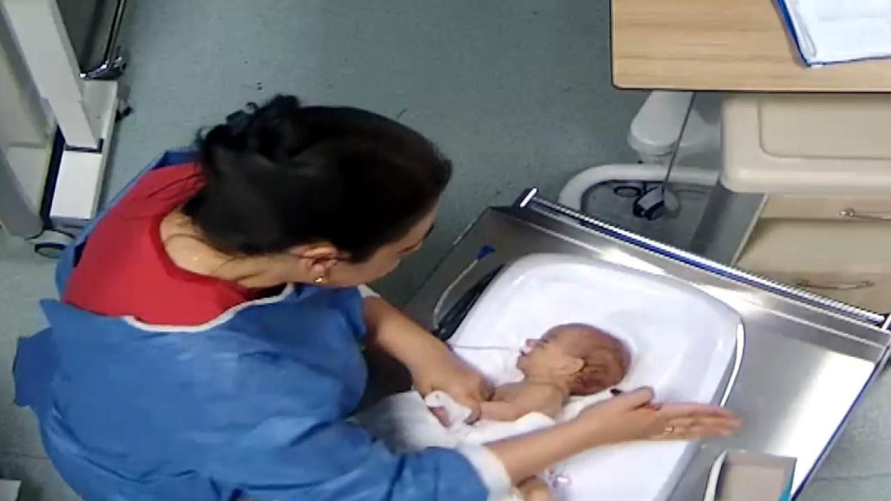 5 günlük bebeği engelli bırakan hemşirenin başka bir bebeği daha darbettiği görüntüler ortaya çıktı