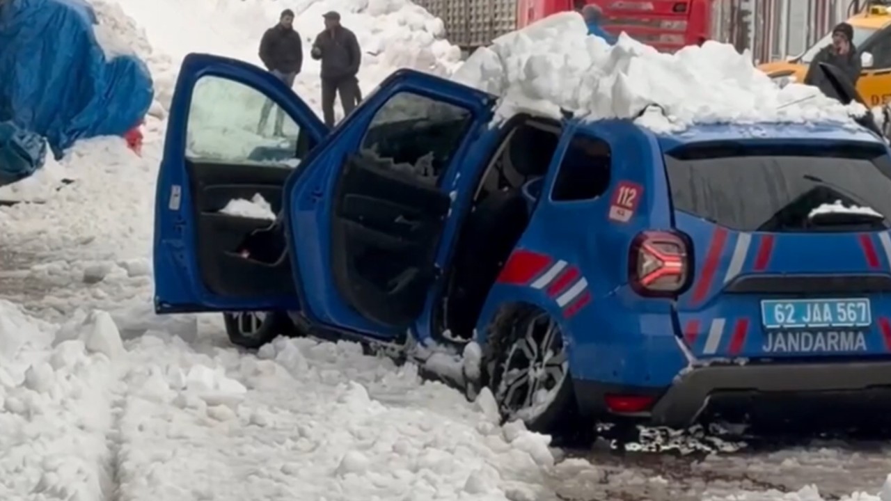 Çatıda biriken kar kütlesi jandarma aracına düştü: 2 jandarma yaralandı