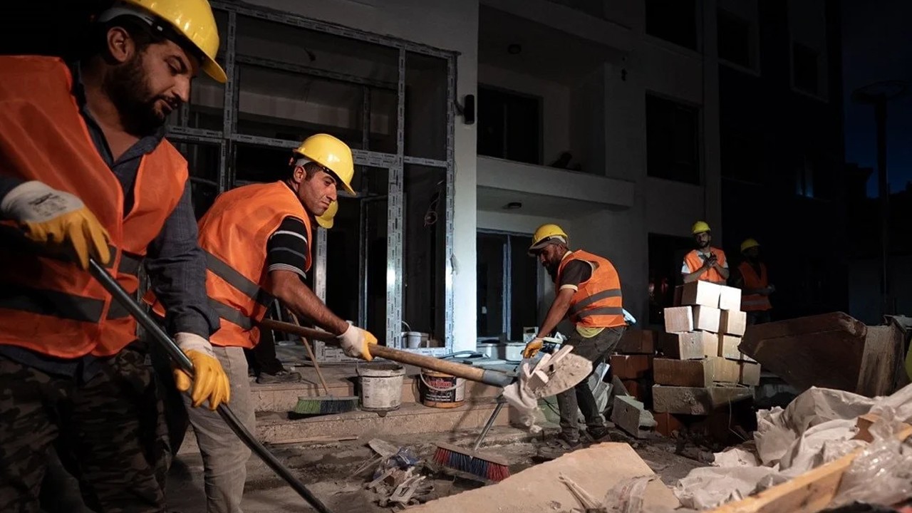 Deprem bölgesinde afeti yaşayan inşaat işçileri, yaraları sarıyor