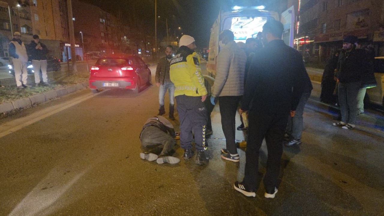 Motosiklet yayaya çarptı: 2 yaralı