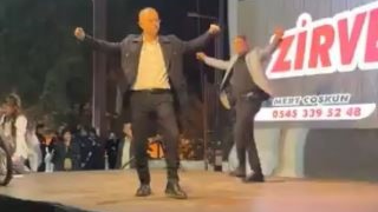 Zeybek oynamak için sahneye çıkan belediye başkanı saniyelerle kurtuldu... Sahnenin çökme anı kamerada