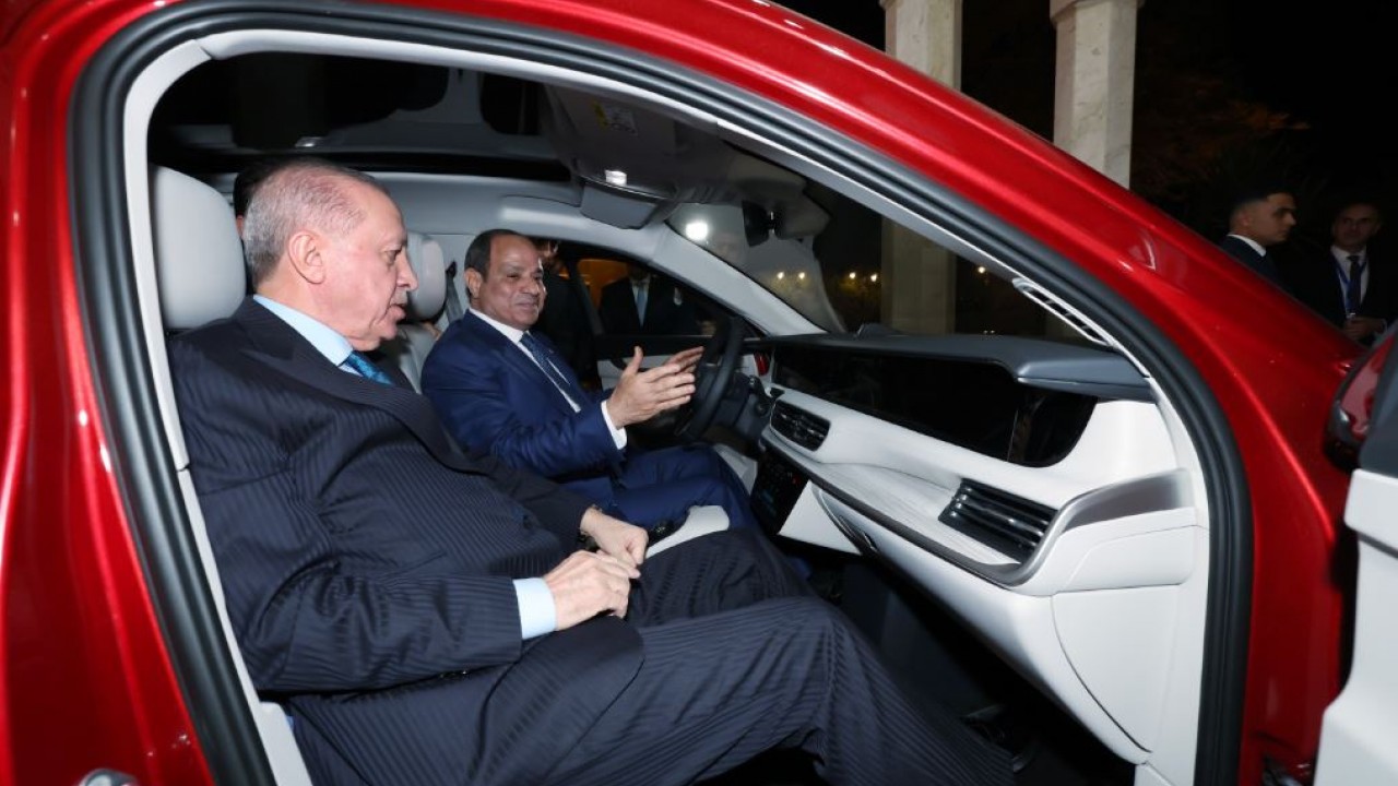 Cumhurbaşkanı Erdoğan’dan Mısır Cumhurbaşkanı es-Sisi’ye Togg hediyesi