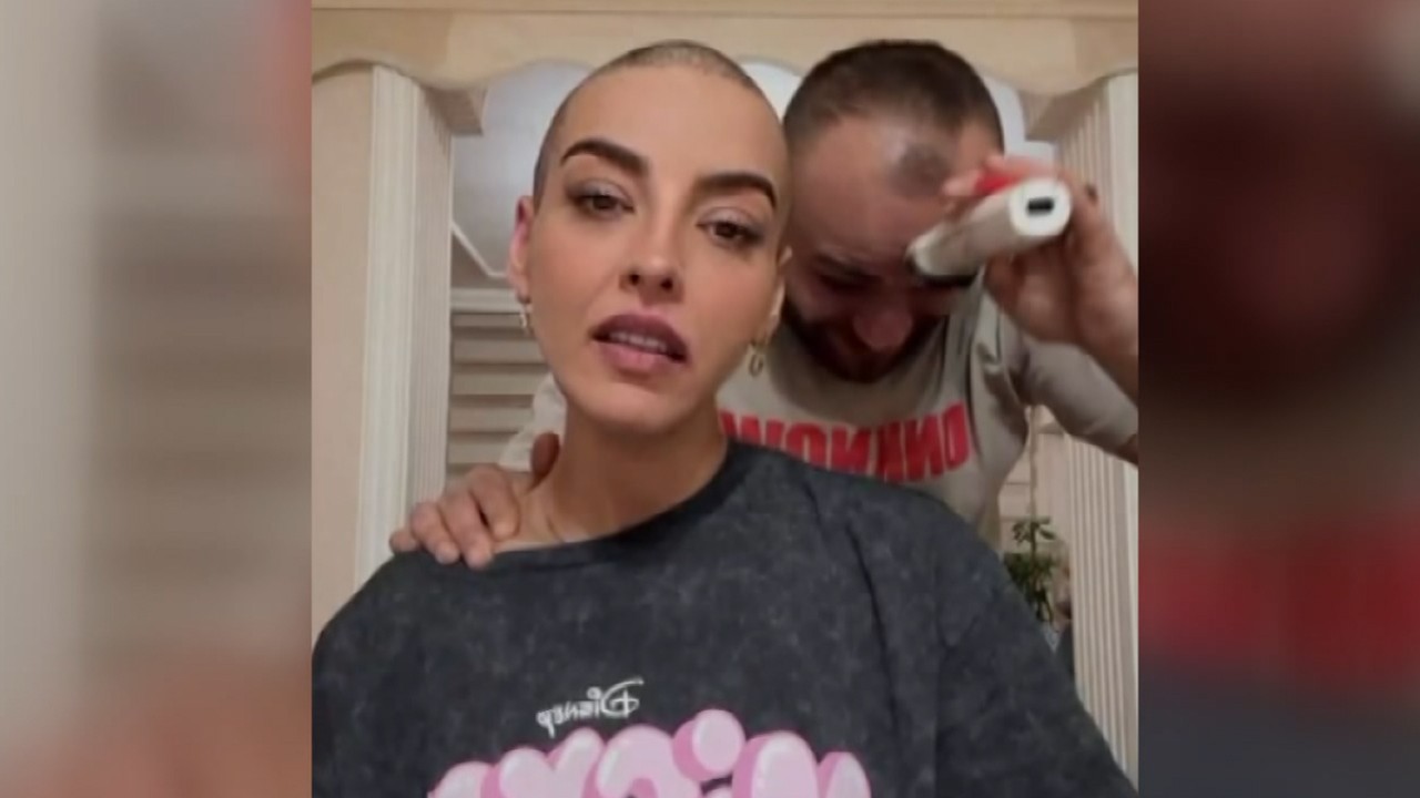 Saçını kazıtan eşinin desteği ile meme kanserini yendi