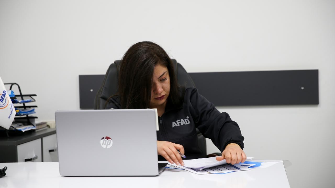 Depremde kaybettiği babasının izinden giden Buse, AFAD personeli oldu