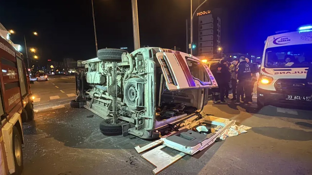 Hasta taşıyan ambulans kaza yaptı: 5 kişi yaralandı