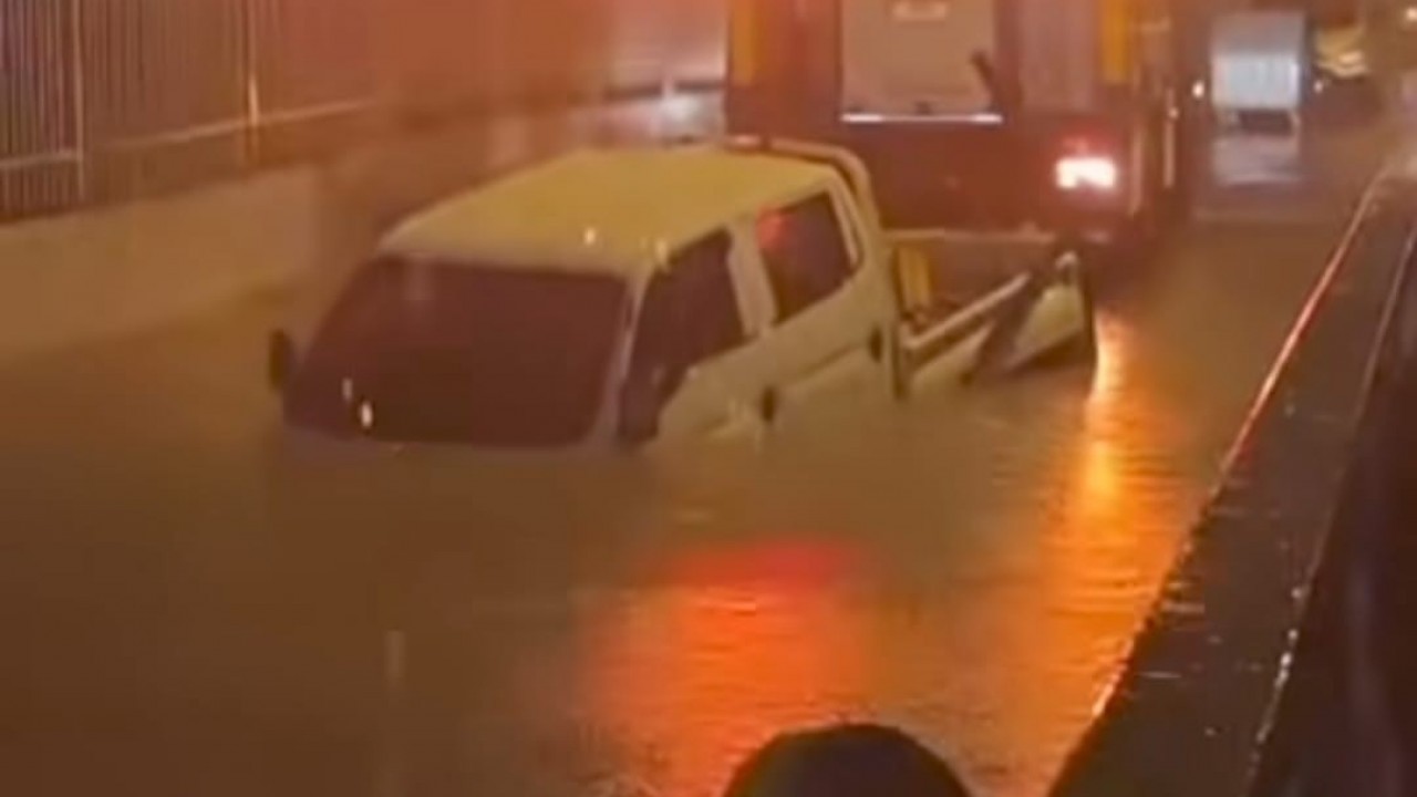 İzmir'de sağanak can aldı! Suyla dolan alt geçitte mahsur kalan sürücü hayatını kaybetti