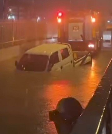 İzmir'de sağanak can aldı! Suyla dolan alt geçitte mahsur kalan sürücü hayatını kaybetti