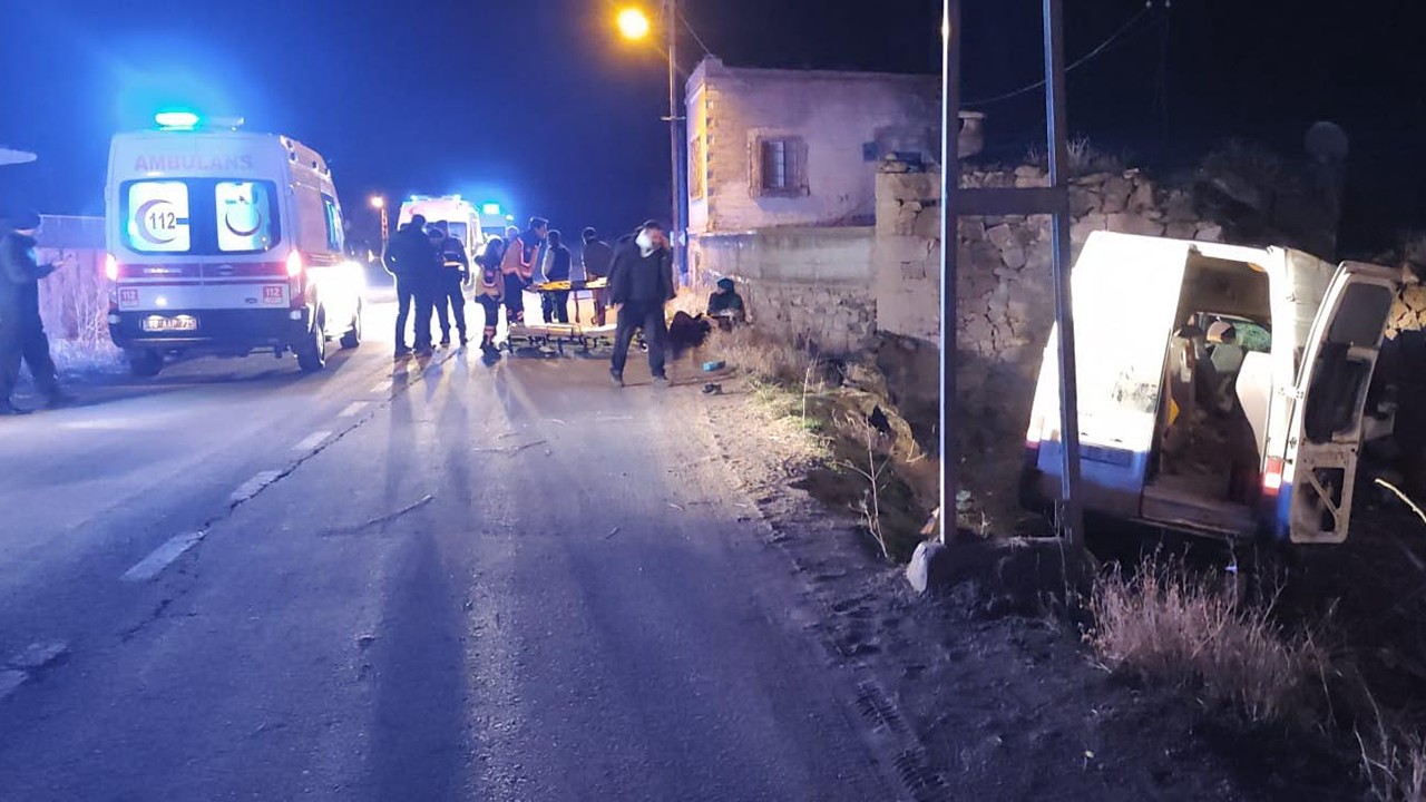 Tarım işçilerini taşıyan minibüs, bahçe duvara çarptı: 2’si ağır, 14 yaralı