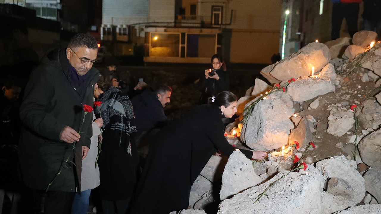Diyarbakır'da 6 Şubat depremlerinde hayatını kaybedenler anıldı