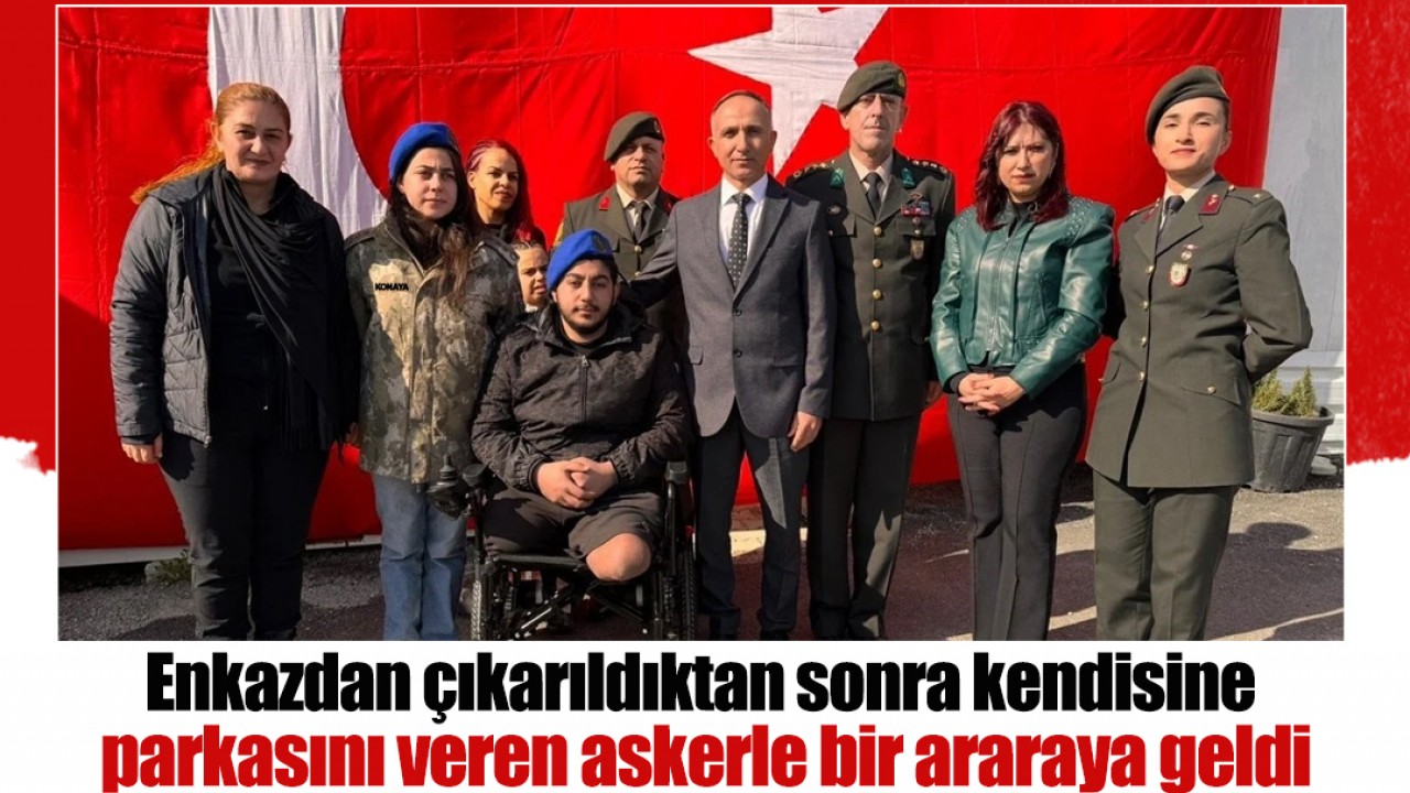 Enkazdan çıkarıldıktan sonra kendisine parkasını veren askerle bir araya geldi