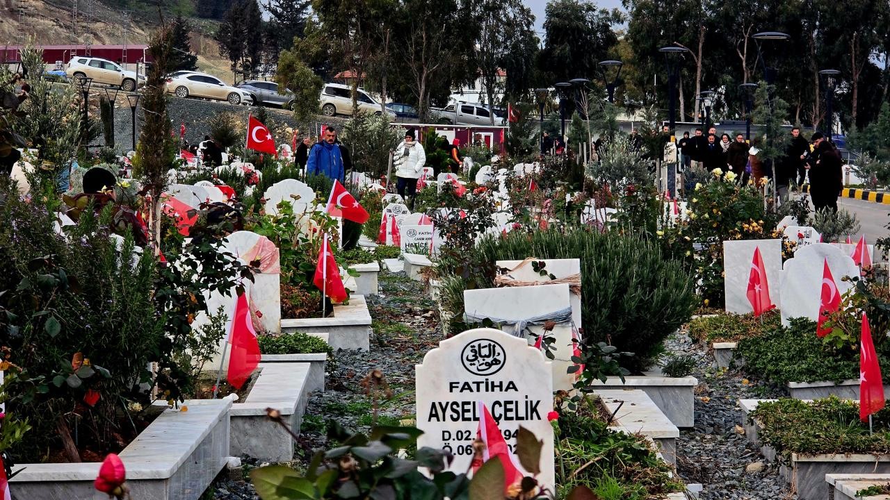 Hatay'da depremlerin üçüncü yıl dönümünde hüzünlü anma
