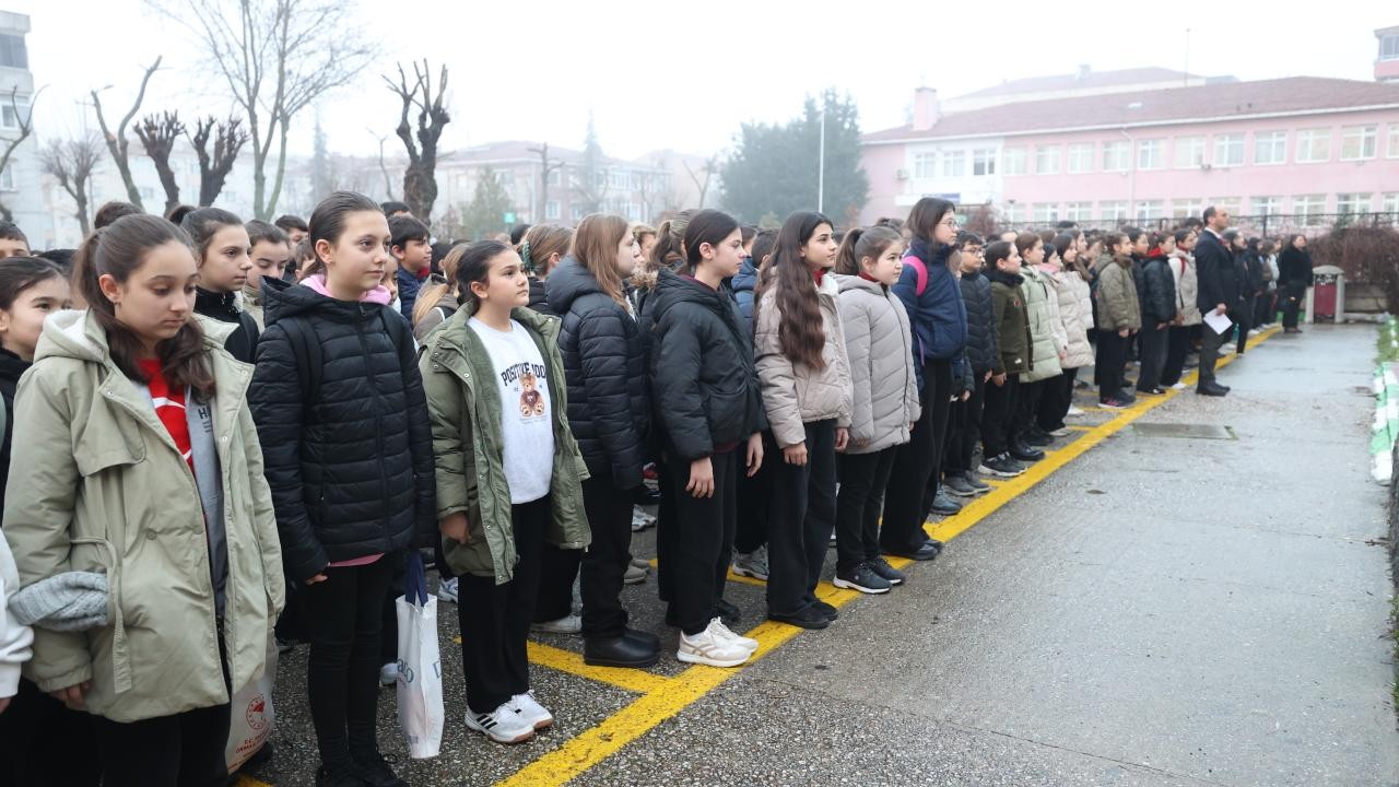 Okullarda 6 Şubat depremlerinde hayatını kaybedenler için saygı duruşu