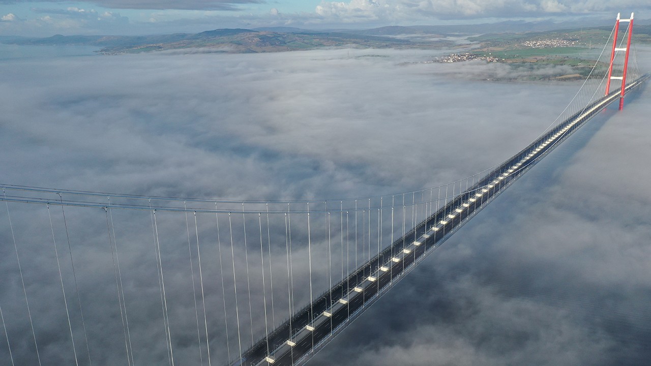 Sis bulutu altındaki 1915 Çanakkale Köprüsü dronla görüntülendi