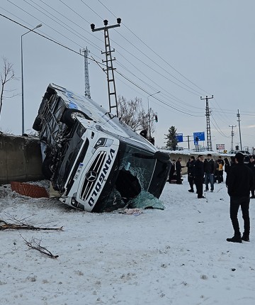 Yolcu otobüsü araziye devrildi: 16 kişi yaralandı