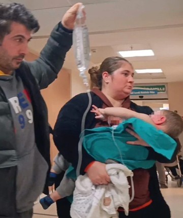 1,5 yaşındaki bebek kaynar suda yandı