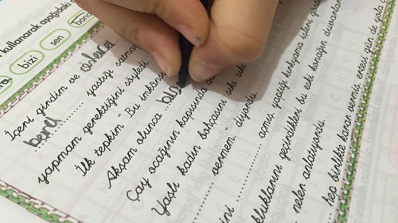 Alfabede kaç ünlü harf iki ünsüz harfin ortasında yer almaktadır? Beyaz'la Joker