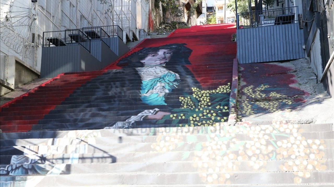 Beyoğlu'nda Enli Yokuşuna resmedilen Mimozalı Kadın eseri kimindir? Beyaz'la Joker