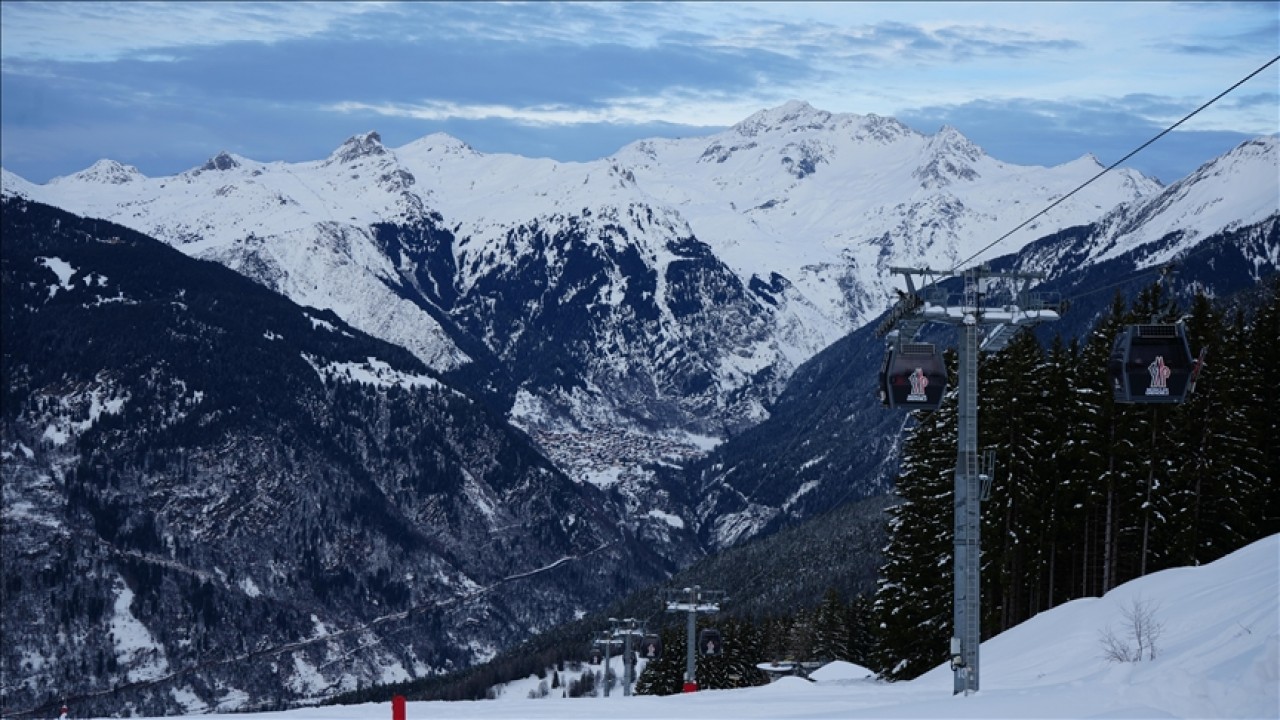 Çığ düşmesi nedeniyle 2 kayakçı hayatını kaybetti
