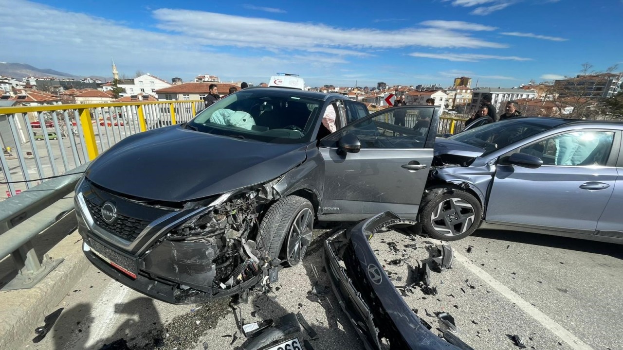 Cip ile otomobil kafa kafaya çarpıştı: 6 yaralı