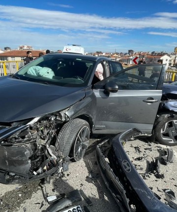 Cip ile otomobil kafa kafaya çarpıştı: 6 yaralı