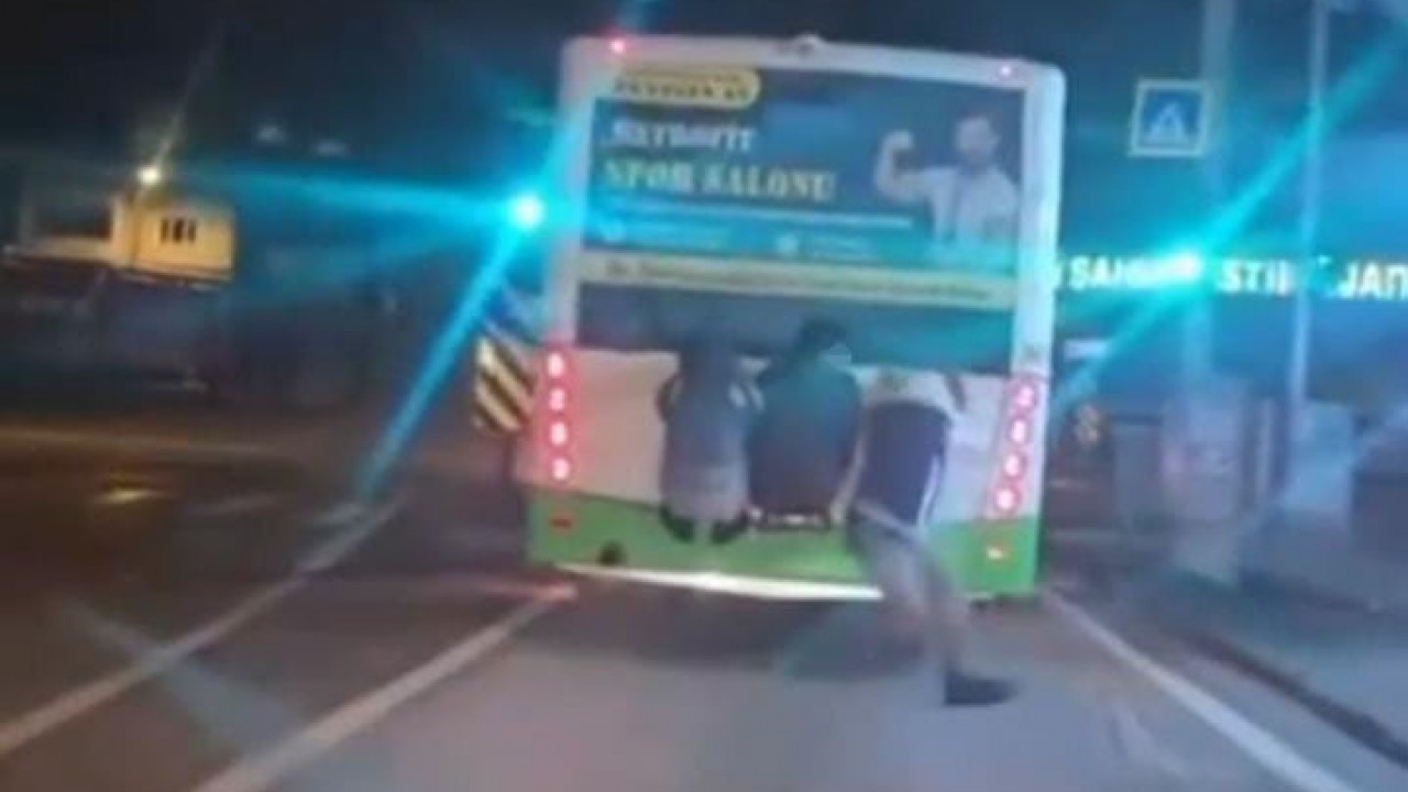 Otobüsün arkasına tutunan çocuklar yürekleri ağza getirdi