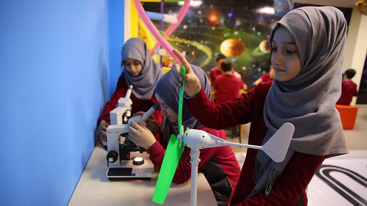 Periyodik tablonun sol üst köşesinde yer alan ve atom numarası 1 olan element hangisidir? Milyoner 100 TL'lik soru