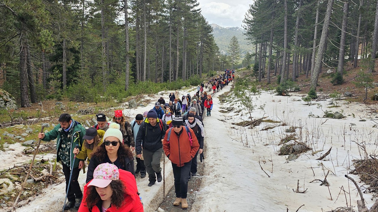 Beyşehir'de doğa tutkunları kar yürüyüşü yaptı