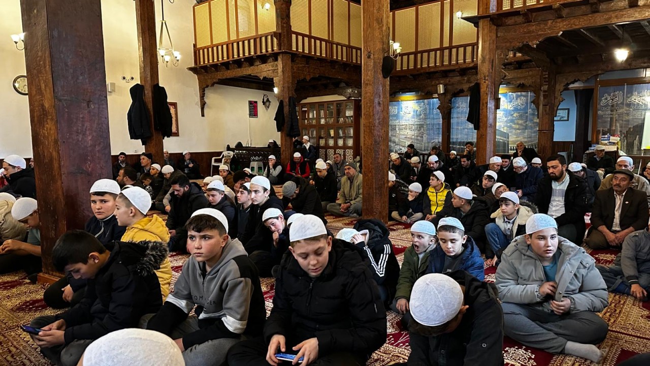 Doğanhisar'da yarı yıl tatilinde camiye giden 140 çocuklara hediye takdim edildi