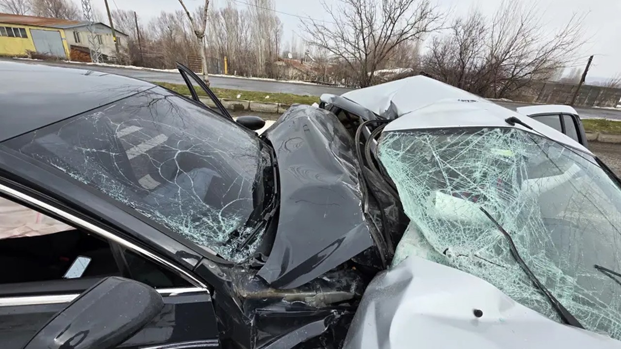 Feci kazada baba ve oğul hayatını kaybetti, 4 kişi yaralandı