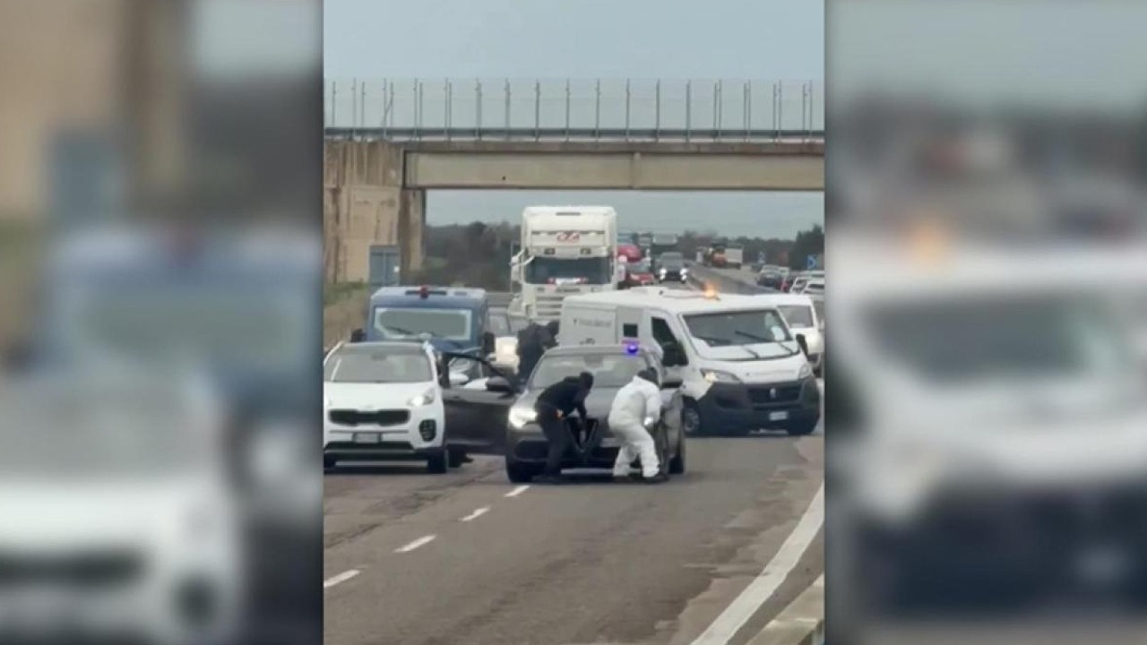 Film gibi soygun girişimi: Yolu ateşe verip çatışmaya girdiler