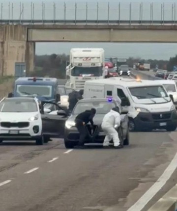 Film gibi soygun girişimi: Yolu ateşe verip çatışmaya girdiler