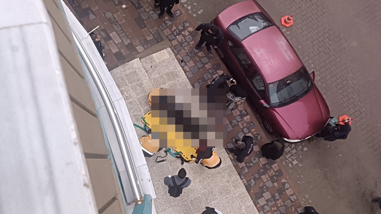 Balkondan düşen iki çocuk annesi kadın hayatını kaybetti