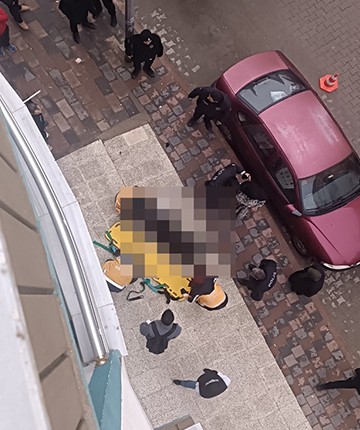 Balkondan düşen iki çocuk annesi kadın hayatını kaybetti